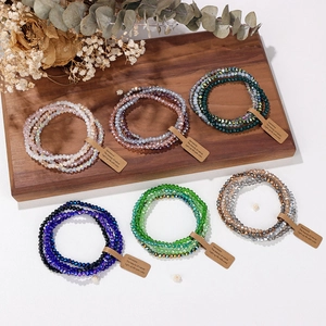 Set aus facettierten Glasperlen-Armbändern in verschiedenen Farben mit Papieranhängern