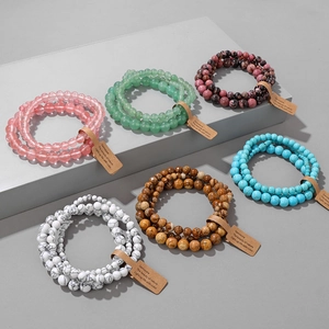 Vista de detalle de pulseras de cuentas de piedra natural con cuerdas elásticas y etiquetas