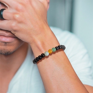 Bracciale zodiacale da uomo con perle nere lucide e accenti di pietre colorate naturali