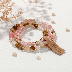 Juego de tres pulseras de cuentas de piedra natural en rosa y marrón con etiqueta