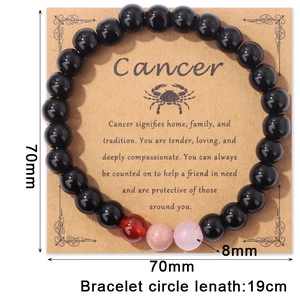 Bracciale Segno del Cancro con perle nere da 8mm e accenti marroni su scheda in kraft