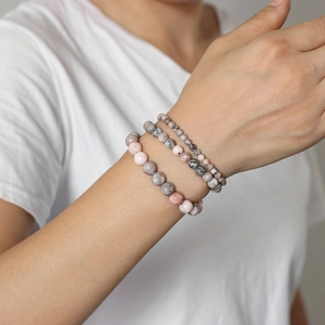 Set de tres pulseras de cuentas de piedra natural en tonos rosa y gris para mujer