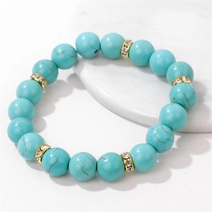 Détail du bracelet en perles de turquoise bleue 10mm avec des séparateurs dorés sertis