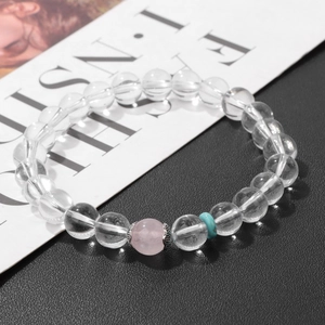 Primer plano de pulsera con cuentas de cristal blanco y rosa con espaciadores de metal plata