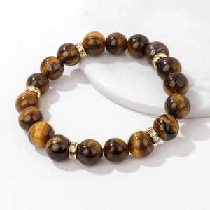 Vue détaillée des perles œil de tigre 10mm avec entretoises dorées serties de cristaux