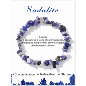 Détail du bracelet en perles de sodalite bleue irrégulières sur carte de présentation