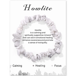 Détail d'un bracelet en howlite blanche avec texture marbrée grise naturelle sur carte