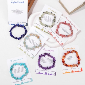 Détail de sept bracelets en pierres naturelles avec cartes de description en anglais