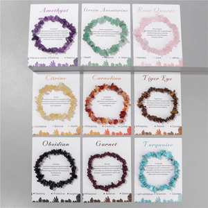 Détail de neuf bracelets en pierres naturelles concassées avec cartes de propriétés