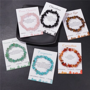 Détail de 6 bracelets en pierres naturelles concassées avec cartes d'attributs anglais