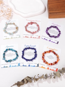 Détail de bracelets en pierres naturelles sur cartes avec significations