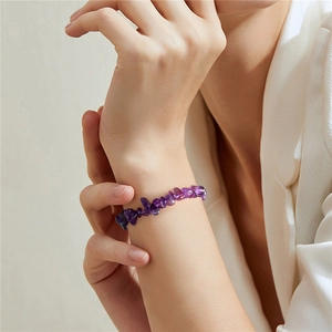 Détail du bracelet en améthyste montrant la texture des cristaux violets sur le mannequin