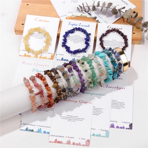 Vue détaillée de divers bracelets en pierres naturelles concassées sur cartes de présentation