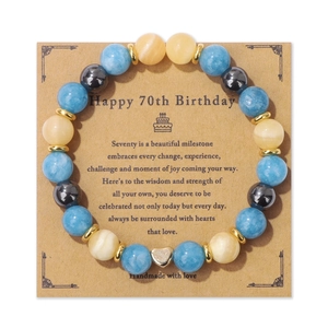 Bracelet perlé fait main avec cœur doré et carte de vœux pour le 70e anniversaire
