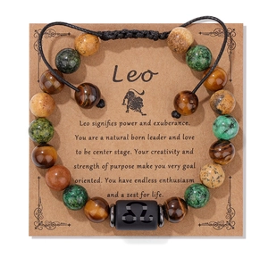 Dettaglio del bracciale con pietre naturali segno Leone e cinturino regolabile