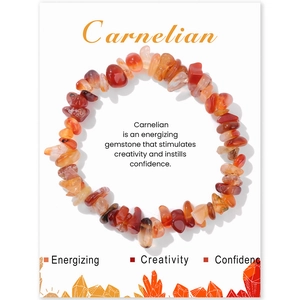 Bracelet élastique en éclats de cornaline sur carte avec cristaux rouge-orangé naturels
