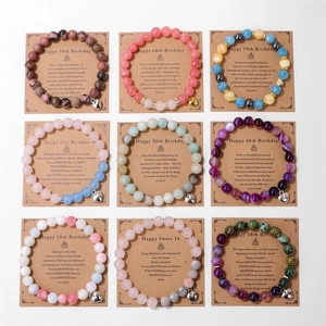 Neuf bracelets d'anniversaire en pierres naturelles sur cartes pour les 13 à 70 ans