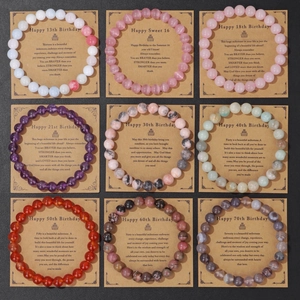 Detalle de 9 estilos de pulseras de cuentas de piedra natural con tarjetas de cumpleaños