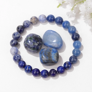 Vista macro del bracciale di perle in pietra naturale con pietre preziose blu grezze