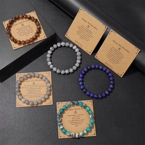 Detalle de pulseras de cuentas de piedra natural con tarjetas de regalo de cumpleaños