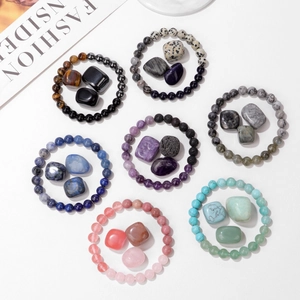 Dettaglio del set di bracciali in pietre naturali e cristalli curativi levigati