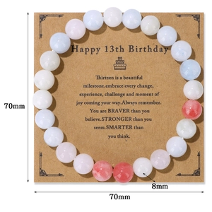 Detalle de pulsera de cuentas de 8mm en tarjeta de regalo de papel kraft de 13 cumpleaños