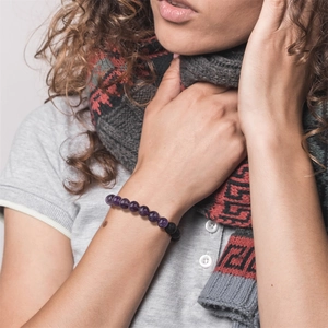 Dettaglio macro del bracciale da uomo in perline di ametista viola e pietra lavica nera