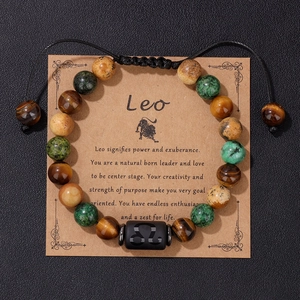 Vista macro del bracciale con pietre naturali del Leone e cordino intrecciato regolabile