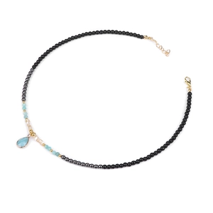 Detail van 4mm zwarte hematiet kralenketting met lichtblauwe druppelhanger en gouden sluiting