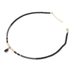 Detail van 4mm zwarte stenen kralenketting met een druppelhanger en een karabijnsluiting