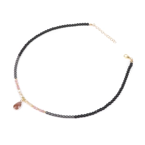 Detail van 4mm hematiet kralenketting met bruine druppelvormige hanger en gouden sluiting set