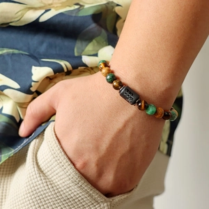 Bracciale regolabile da uomo in occhio di tigre e turchese con ciondolo dello zodiaco