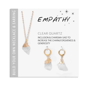 Détail du parure collier et boucles d'oreilles en quartz sur carte d'empathie