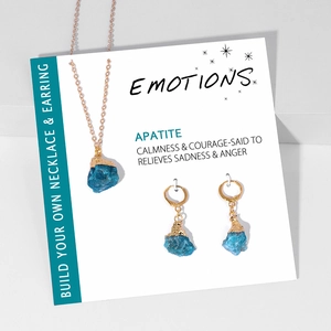 Détail de la parure collier et boucles d'oreilles en apatite bleue sur carte blanche