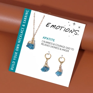Détail de l'ensemble collier et boucles d'oreilles en apatite bleue naturelle dorée