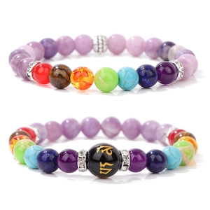 Detalle del set de pulseras de chakra con cuenta de mantra dorada y espaciadores de cristal