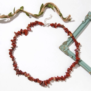 Vue détaillée d'un collier de perles en jaspe rouge naturel avec fermoir argenté