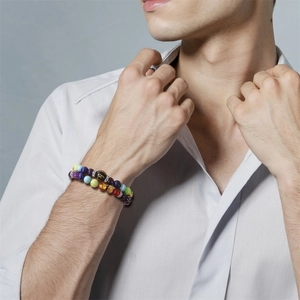 Set de pulseras de cuentas de 7 chakras con cuenta símbolo Om en modelo masculino con camisa