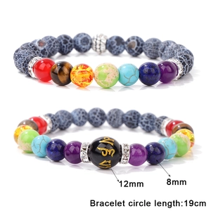 Set de pulseras retro de cuentas multicolores con mantra de seis palabras y dijes dorados