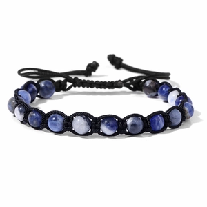 Dettaglio di perline in sodalite da 8mm tessute a mano su bracciale a corda regolabile
