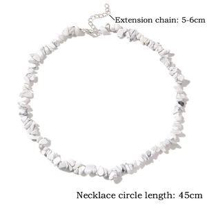 Détail d'un collier de perles en pierre blanche irrégulière avec une extension de 5 cm