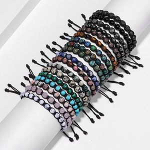 Dettaglio di bracciali intrecciati regolabili con perle di pietra naturale da 6mm in mostra