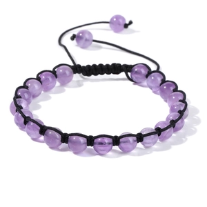 Dettaglio di perle in pietra viola 6mm intrecciate a mano con cordino cerato nero