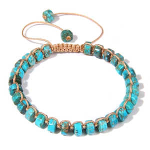 Detail van de verstelbare handgeweven stenen armband met turquoise wielvormige kralen