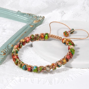 Detail van kleurrijke stenen kralen en verstelbaar koord van deze boho armband