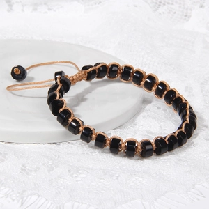 Handgemaakte geweven armband met zwarte steen kralen en verstelbaar bruin gevlochten koord