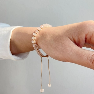 Handgeweven armband van roze rozenkwarts vierkante kralen met gouden zijden koord
