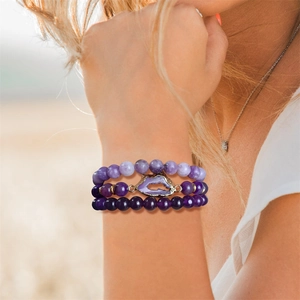 Ensemble de trois bracelets en perles de cristal violet avec pendentif en pierre druzy