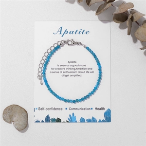 Makroaufnahme vom 3mm blauen Apatit Perlenarmband mit Karabinerverschluss auf Karte