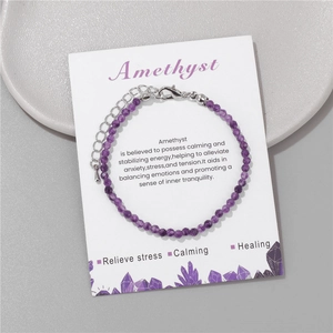 Detailansicht eines 3mm lila Kristallperlen-Armbands mit silbernem Karabiner und Kette